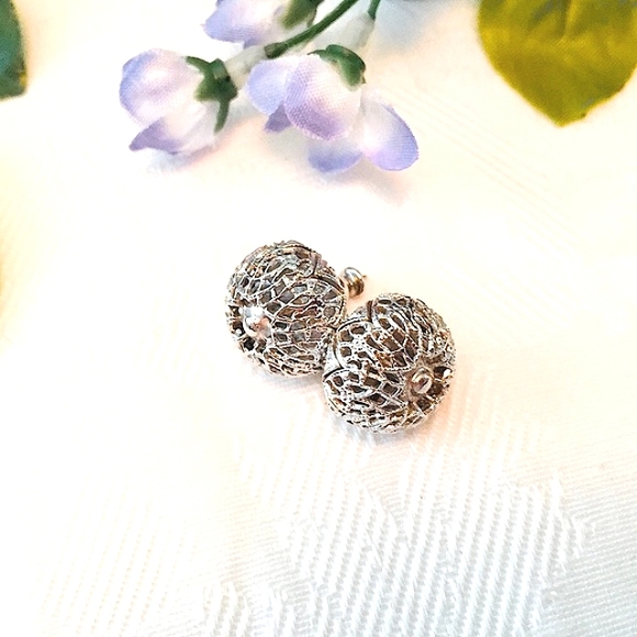 🌸Vintage Monet Silver Filigree Post Earrings🌸 - Picture 3 of 8